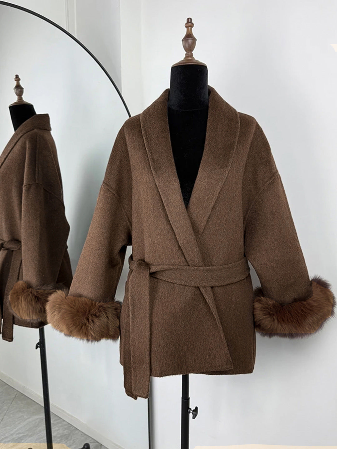 Manteau – Col V & Laçage Élégant